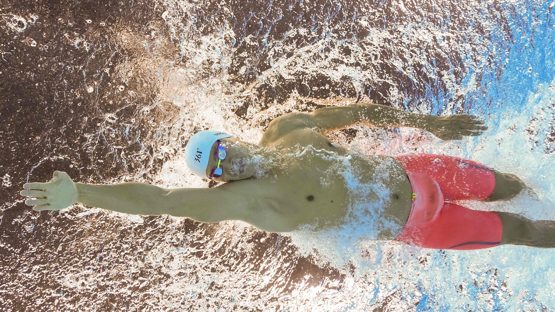 当红黑条纹遇见黄蓝风暴，姆巴佩在不可能对决中书写主宰叙事